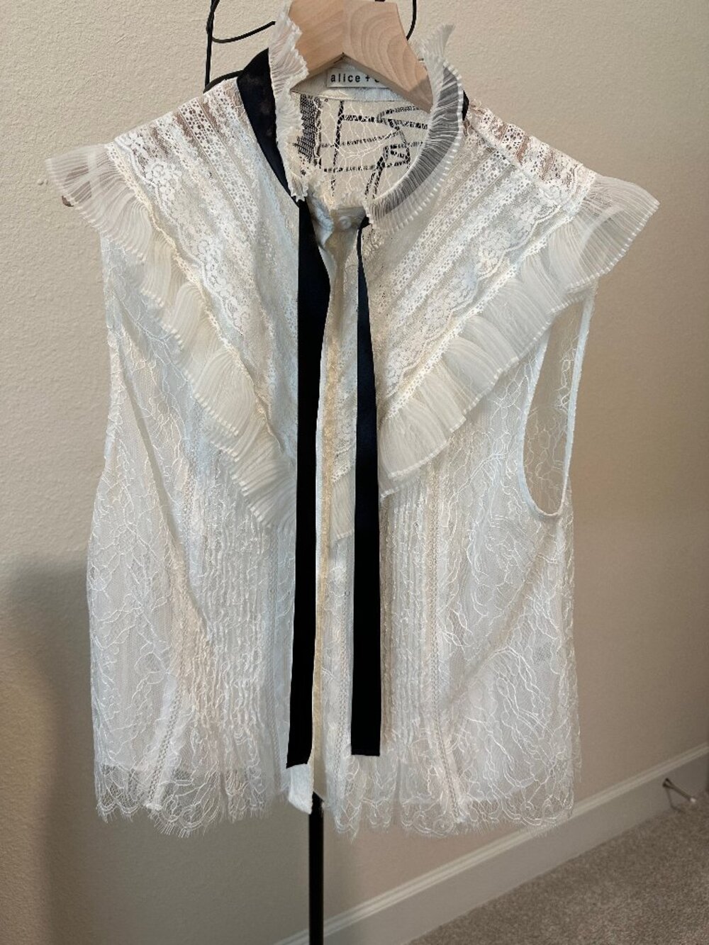 Alice + Olivia -  Off-White Sleeveless Lace Blouse – Size M